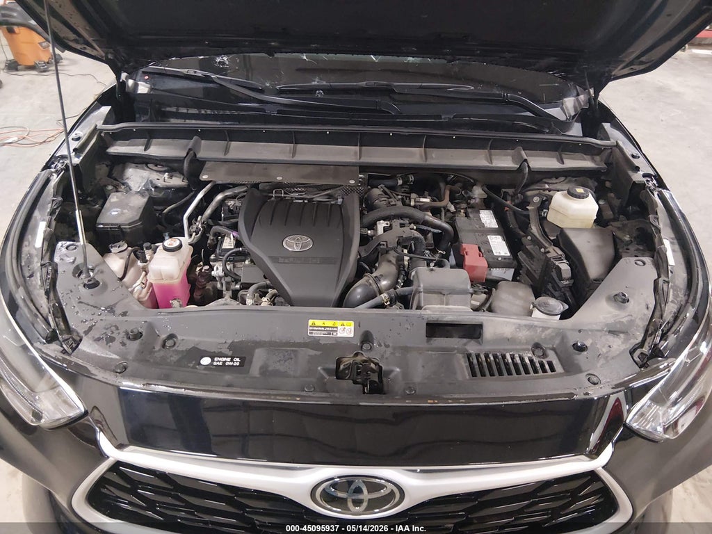 2023 Toyota Highlander LE photo 10
