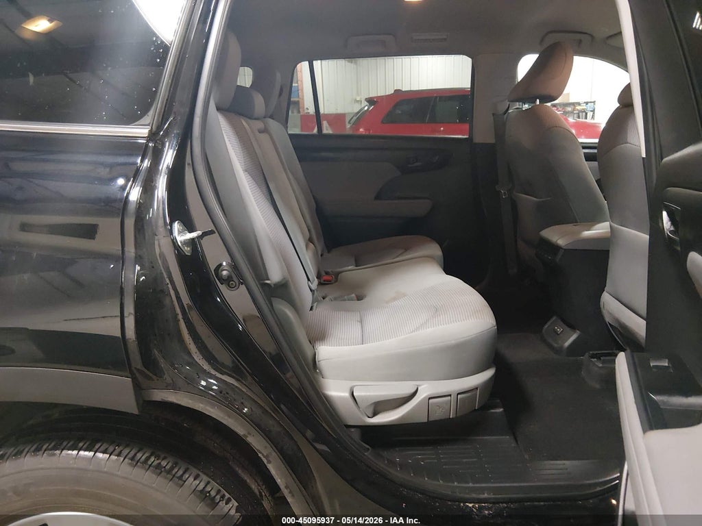 2023 Toyota Highlander LE photo 8