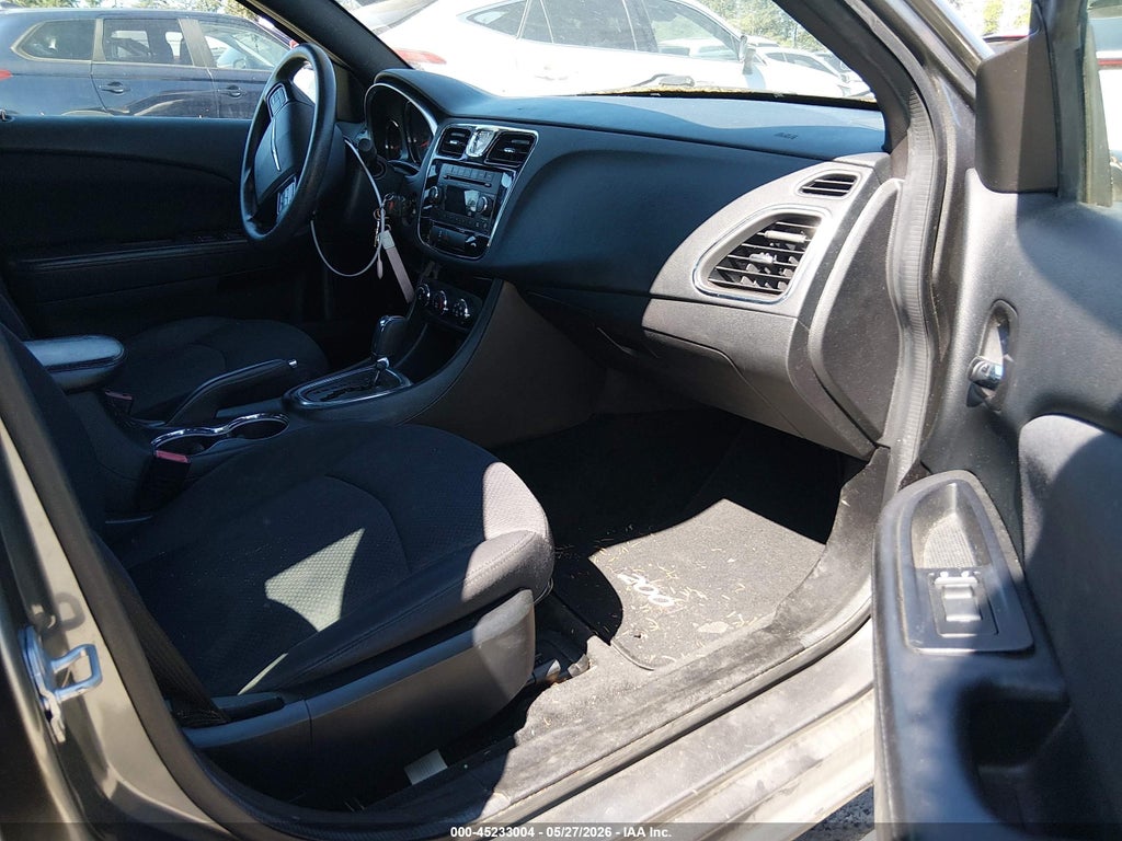 2013 Chrysler 200 LX photo 5