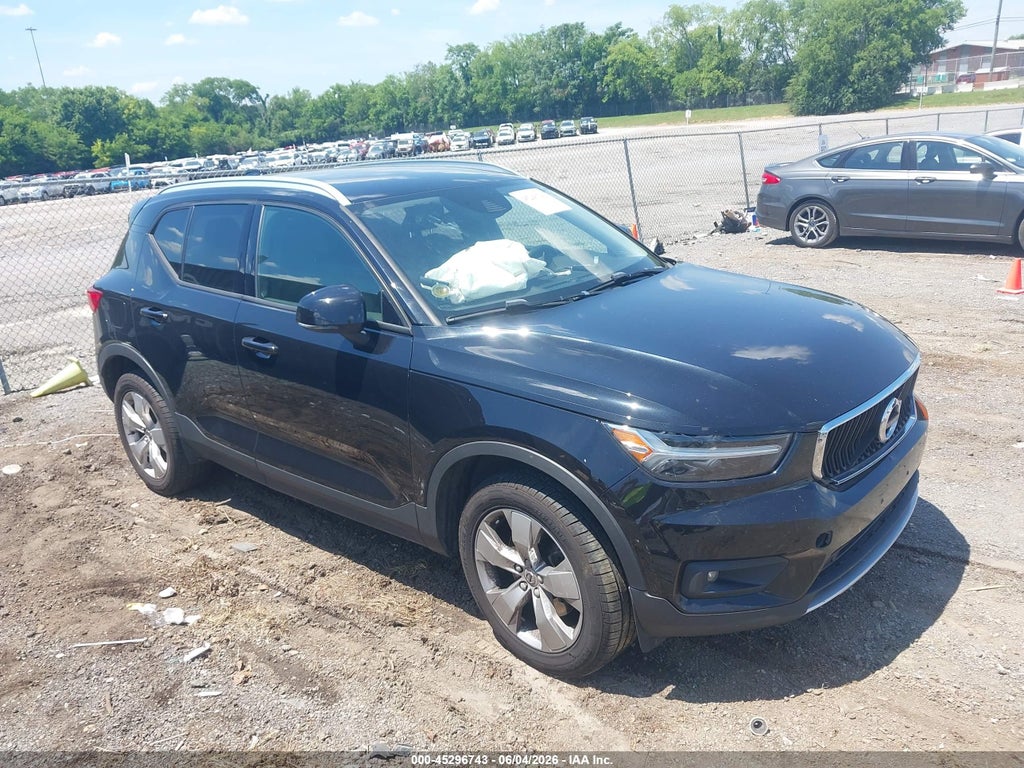 2021 VOLVO XC40
