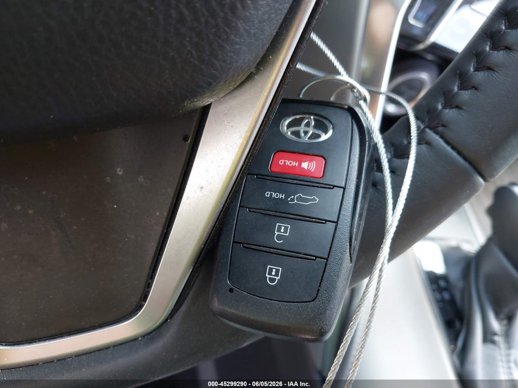 2023 Toyota Venza XLE photo 11