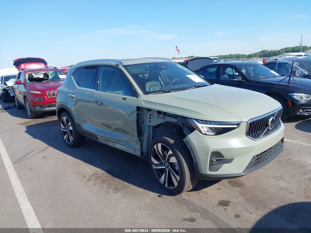 2023 VOLVO XC40