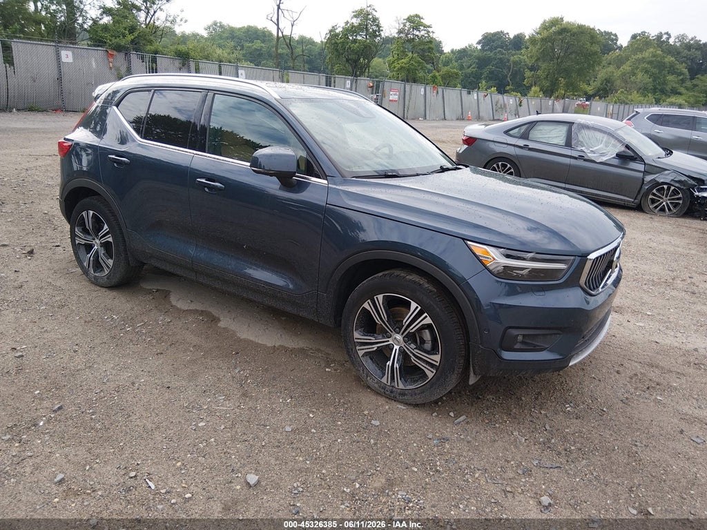 2022 VOLVO XC40