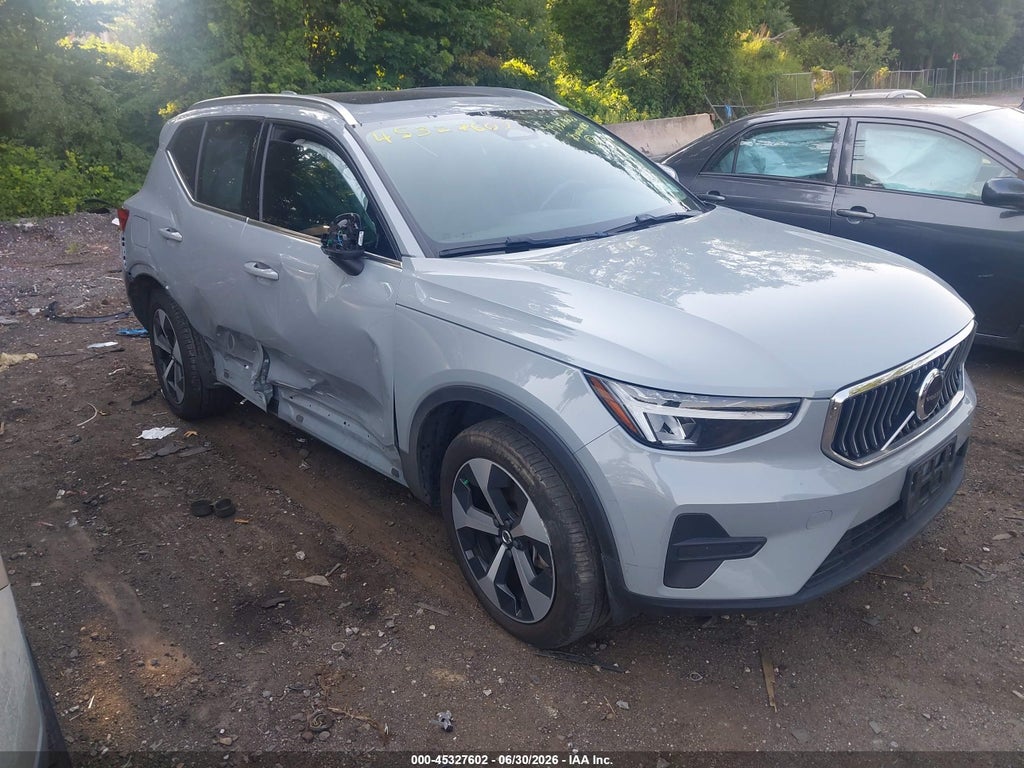 2025 VOLVO XC40