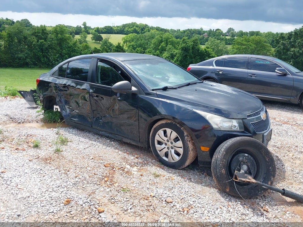 2013 Chevrolet Cruze LS Auto photo 1