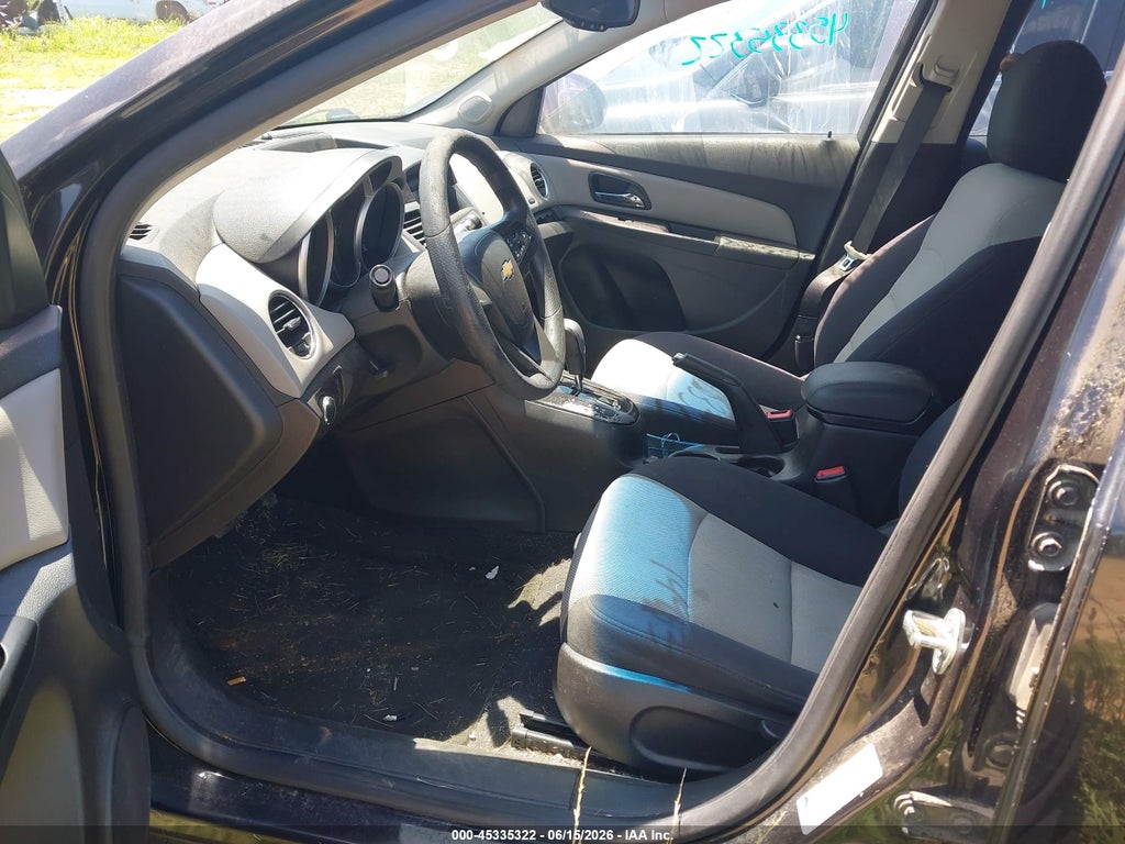 2013 Chevrolet Cruze LS Auto photo 5