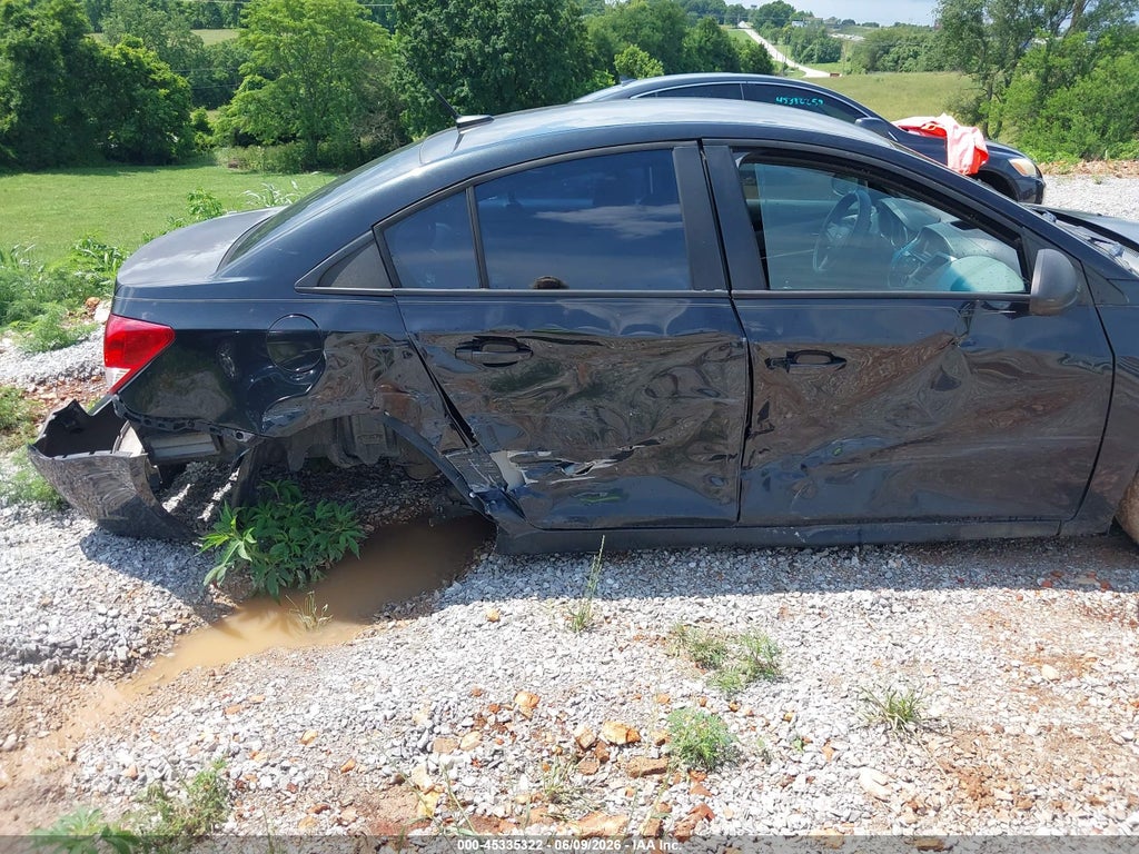 2013 Chevrolet Cruze LS Auto photo 6