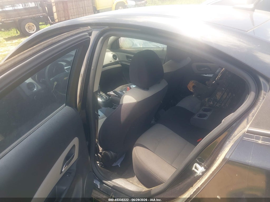 2013 Chevrolet Cruze LS Auto photo 8