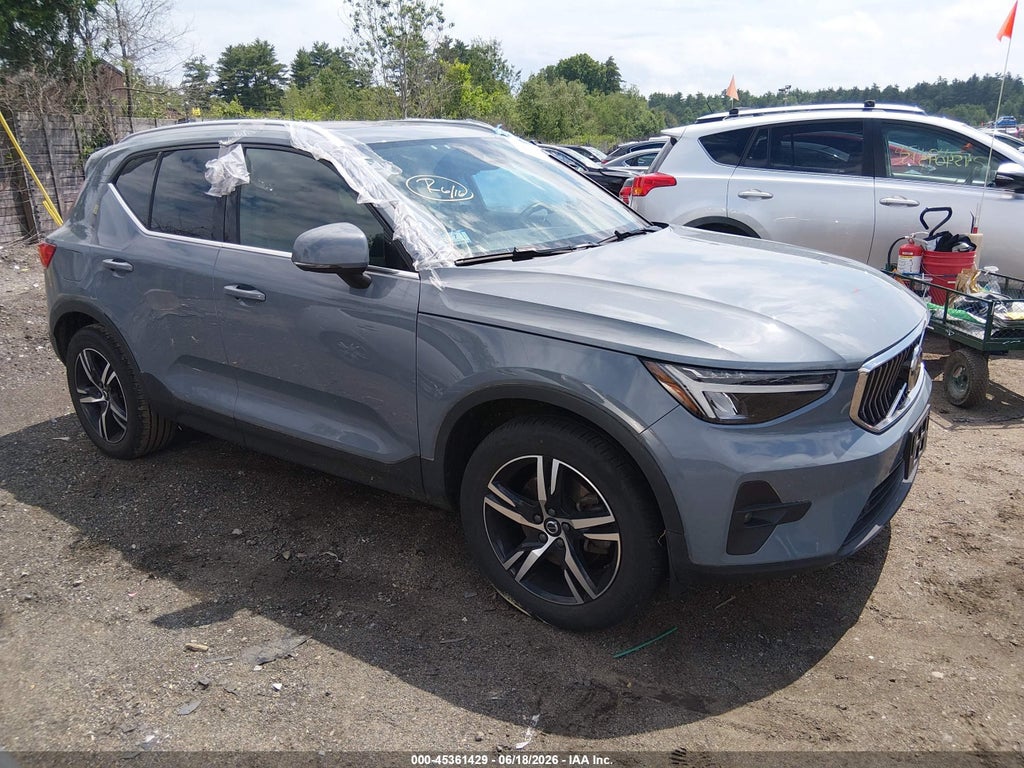 2023 VOLVO XC40