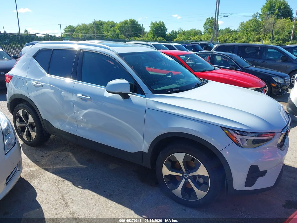 2024 VOLVO XC40