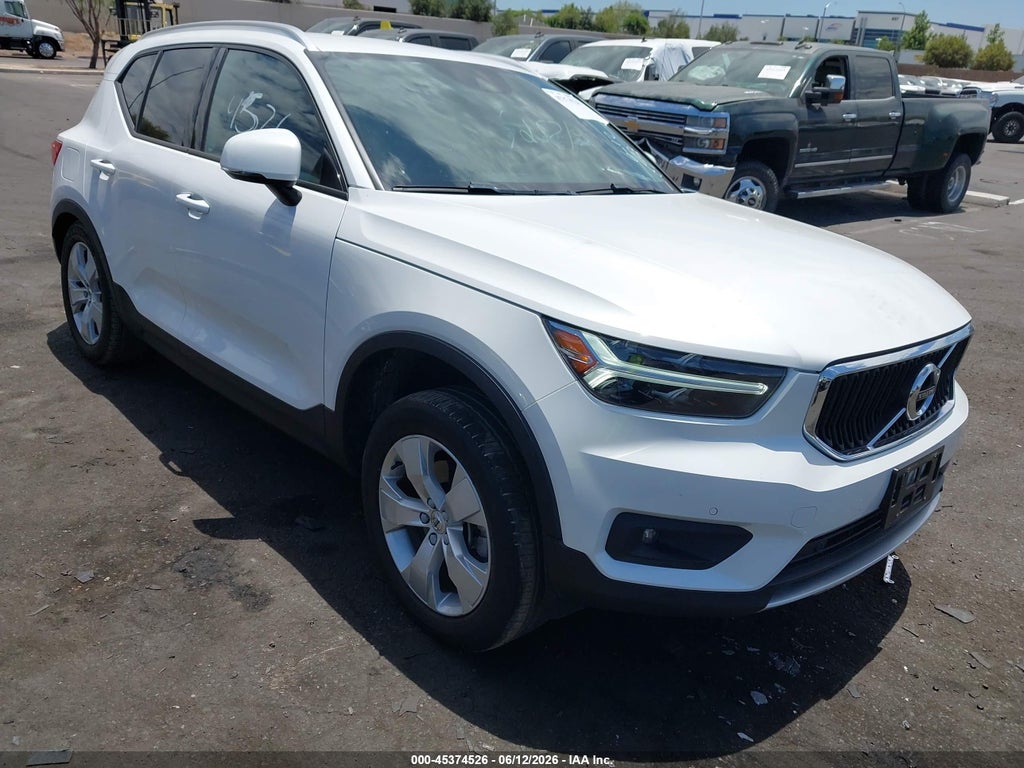 2022 VOLVO XC40