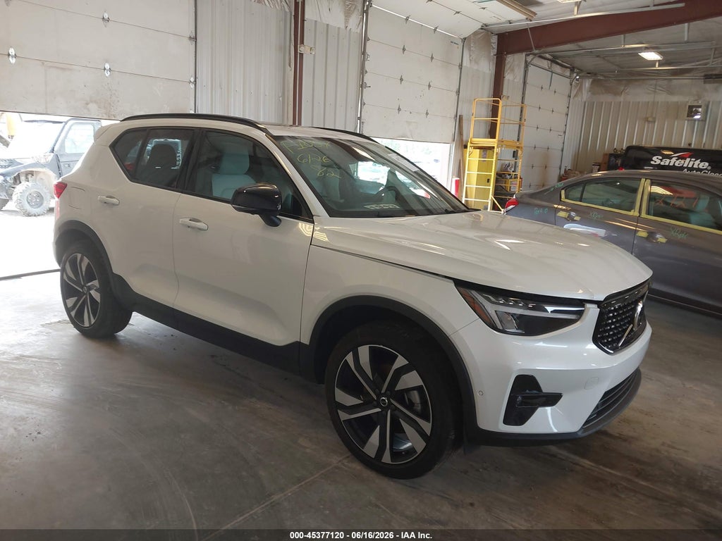 2024 VOLVO XC40