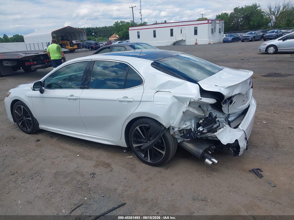 2018 Toyota Camry XSE photo 3