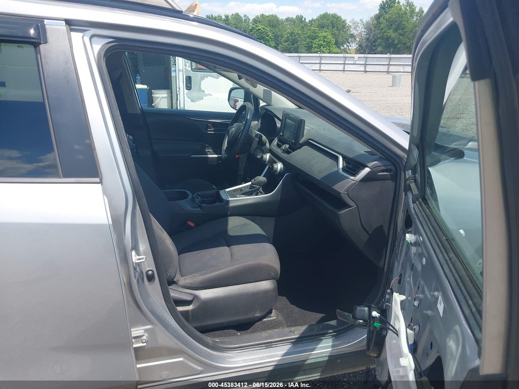 2020 Toyota RAV4 LE photo 5