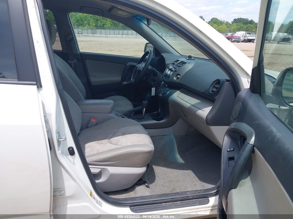 2011 Toyota RAV4 photo 5