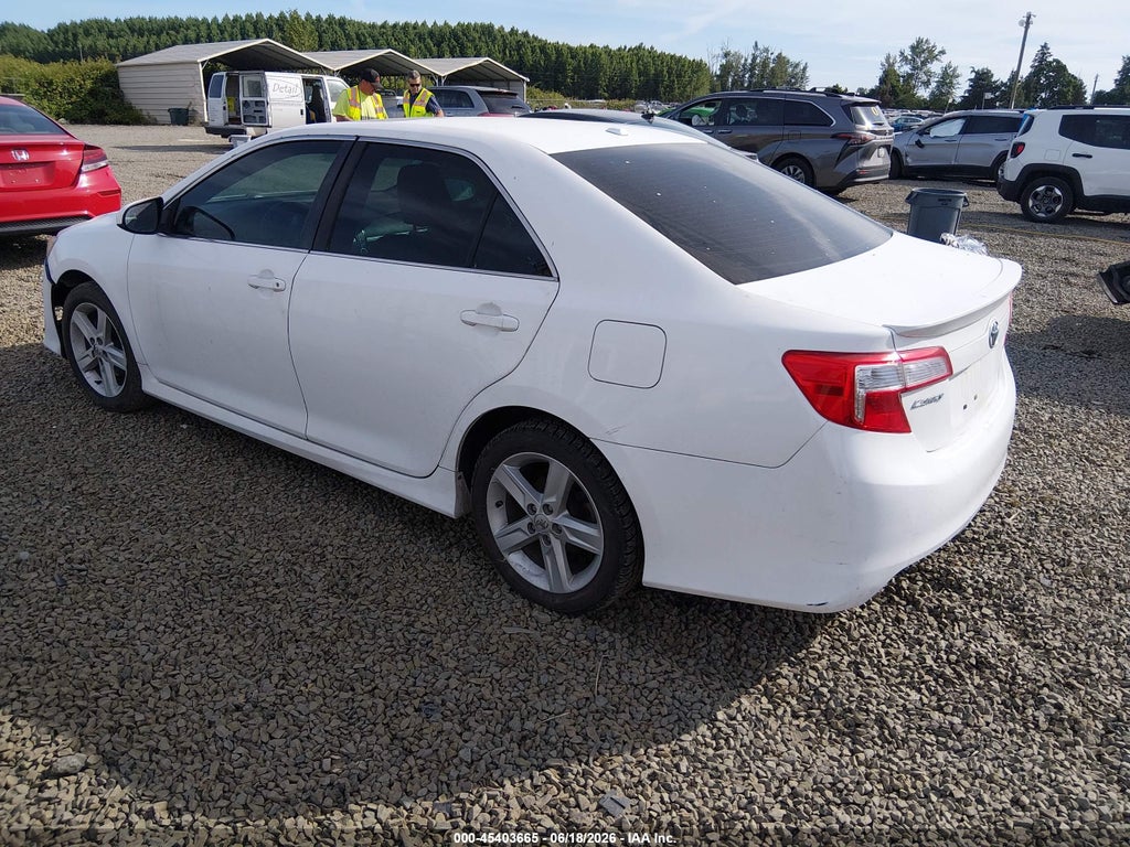 2013 Toyota Camry SE photo 3