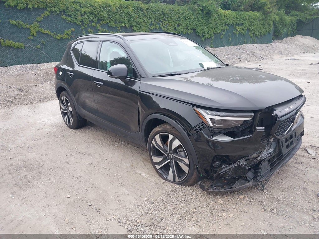 2025 VOLVO XC40