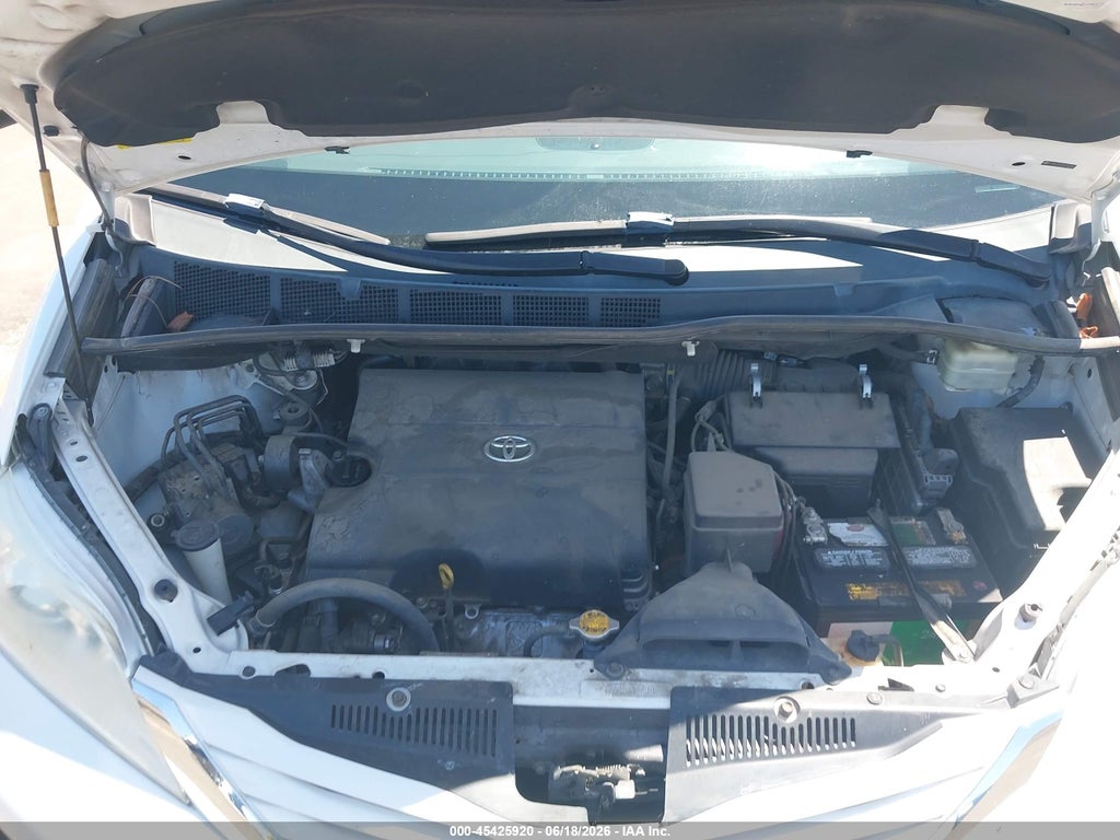 2015 Toyota Sienna LE 8 Passenger photo 10