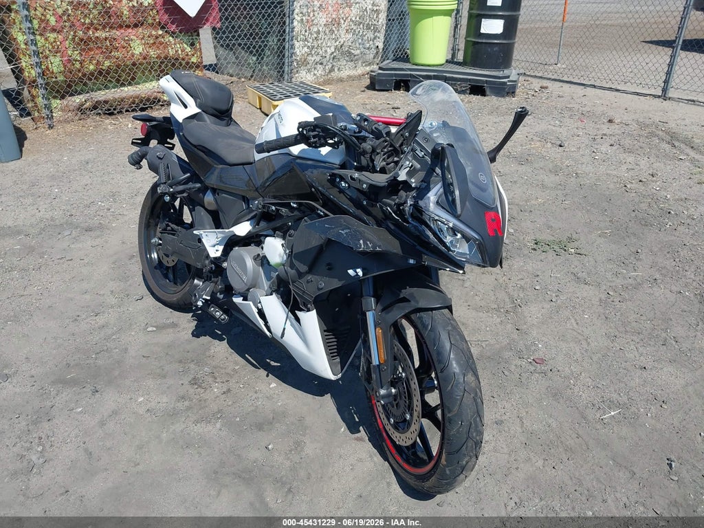 2025 CF MOTO 300SS LCEPDPL7XS6001936
