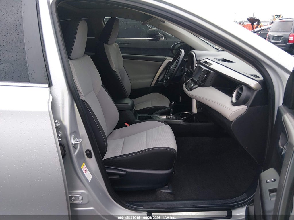 2016 Toyota RAV4 Hybrid XLE photo 5