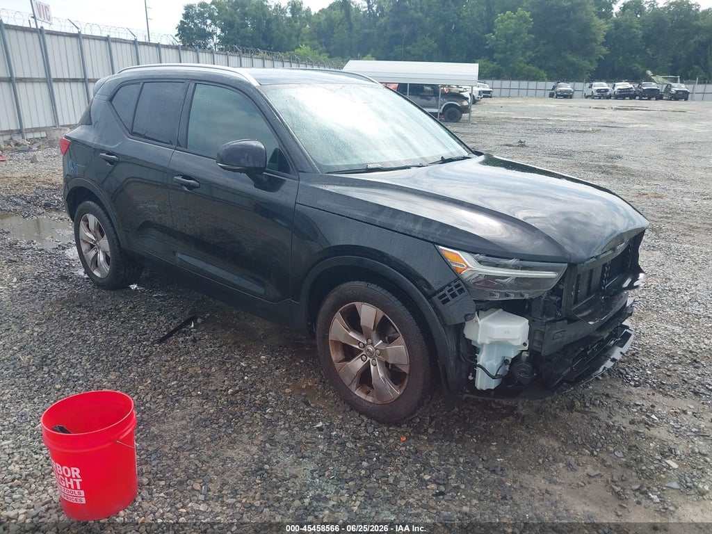 2020 VOLVO XC40