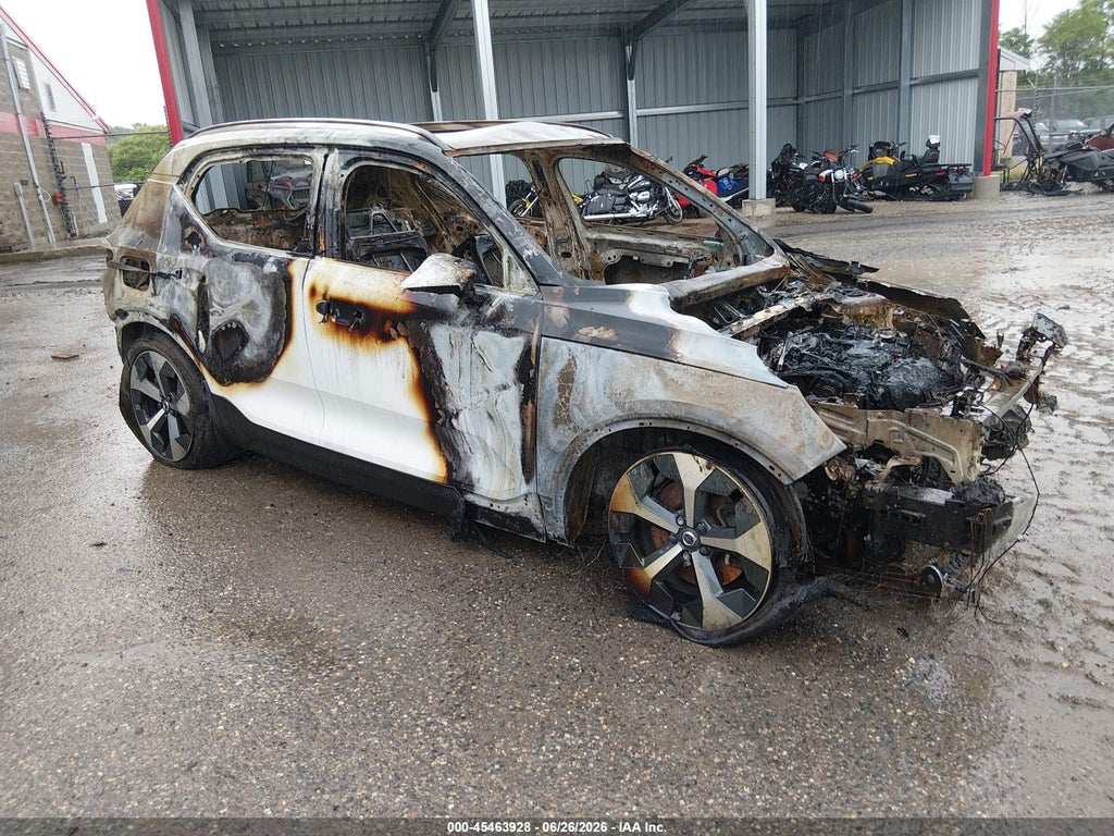 2023 VOLVO XC40