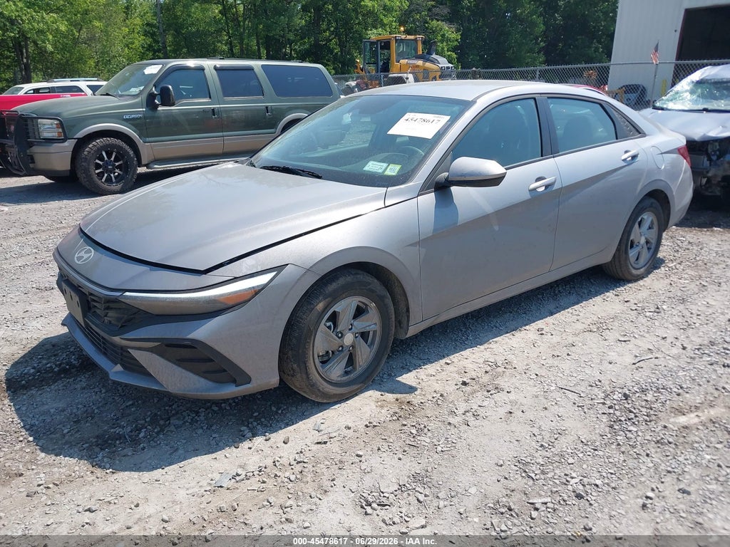 2025 Hyundai Elantra SE photo 2