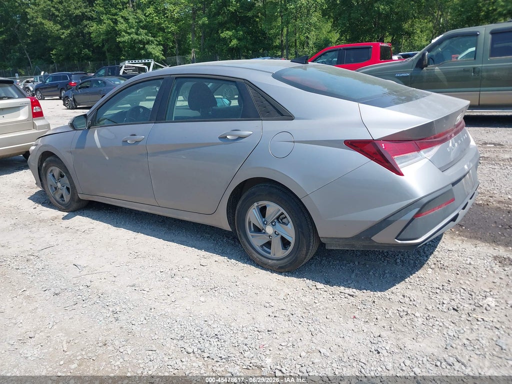 2025 Hyundai Elantra SE photo 3