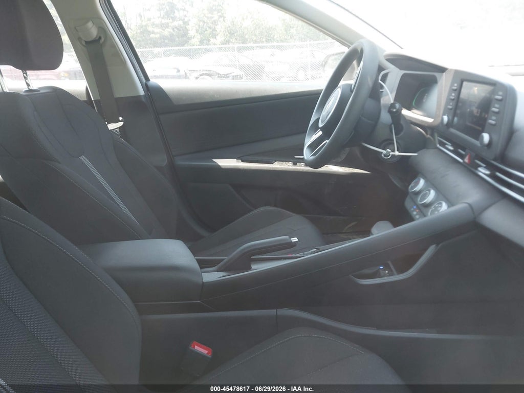 2025 Hyundai Elantra SE photo 5
