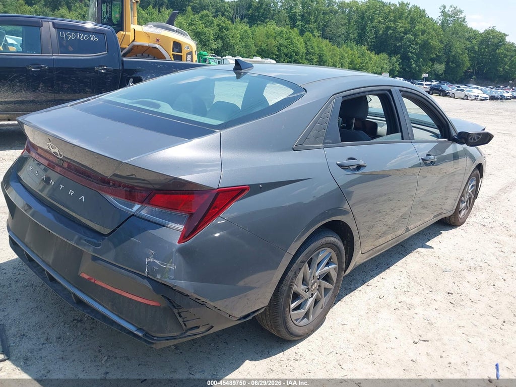 2024 Hyundai Elantra SEL photo 4