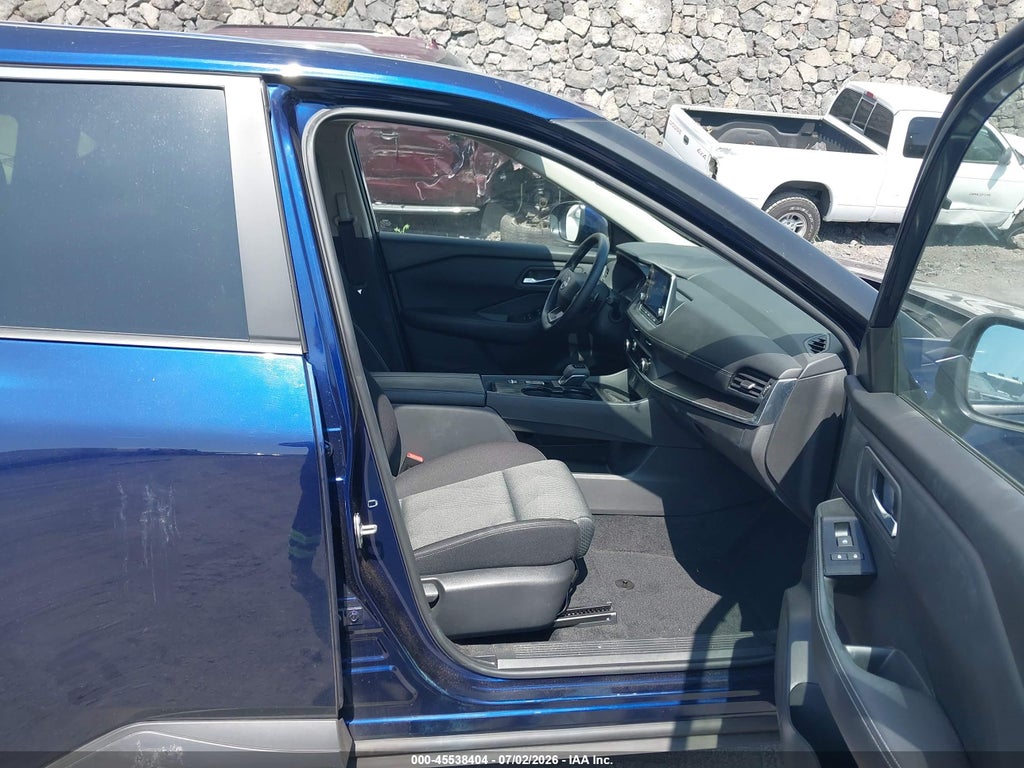 2025 Nissan Rogue SV FWD photo 5