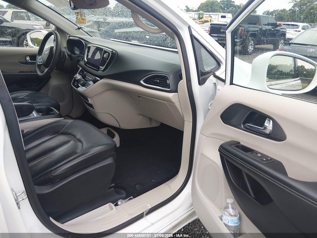 2022 Chrysler Pacifica Touring L photo 5