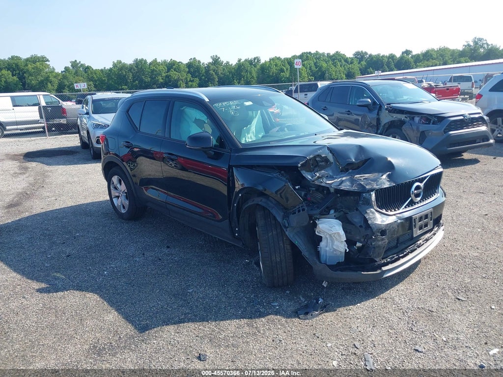 2021 VOLVO XC40
