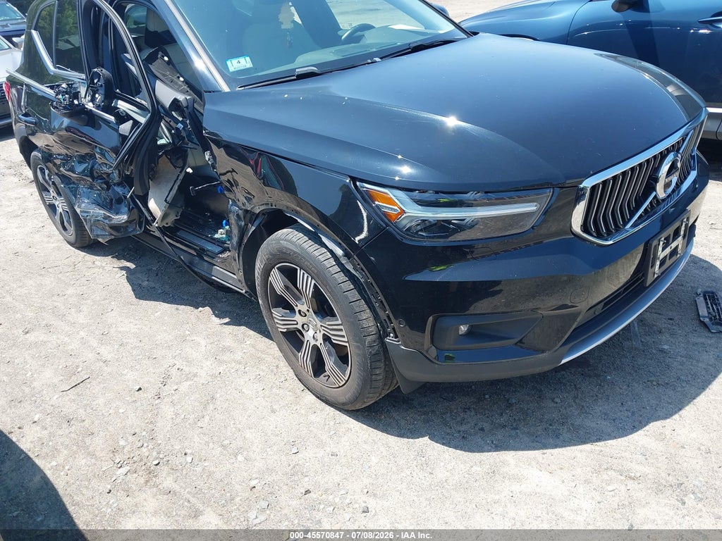 2021 VOLVO XC40