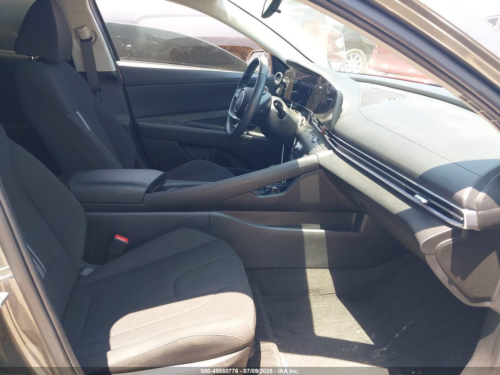2025 Hyundai Elantra SEL Convenience photo 5