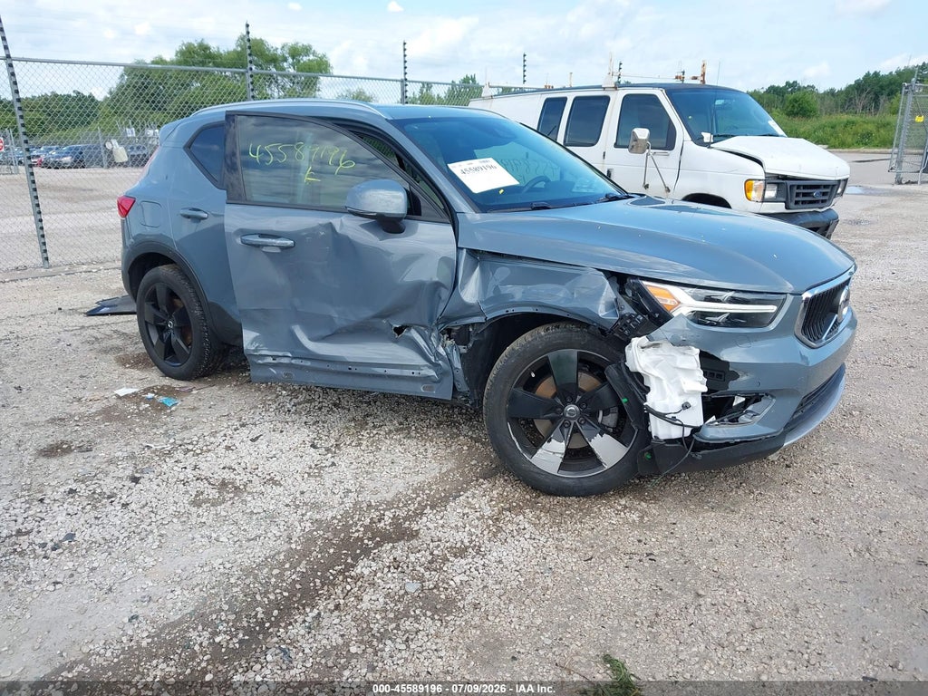 2022 VOLVO XC40