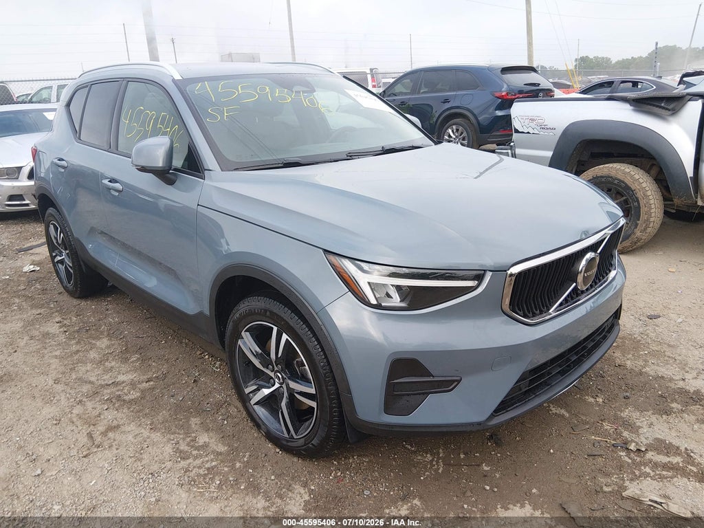 2023 VOLVO XC40