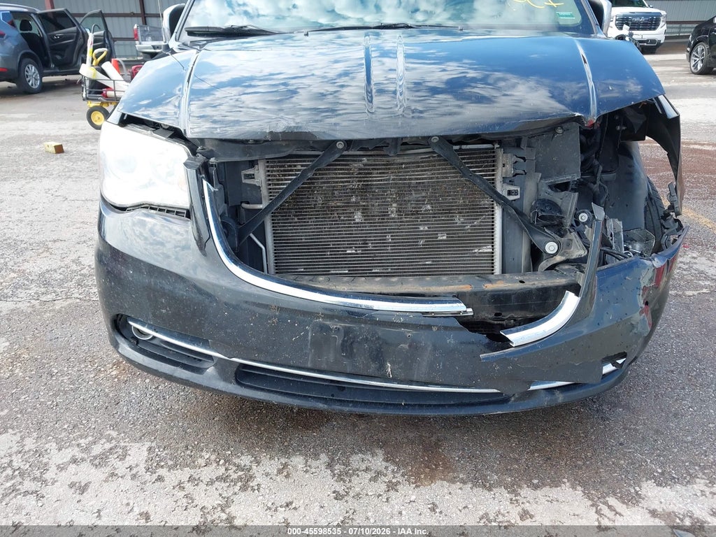 2014 Chrysler Town & Country Limited photo 6