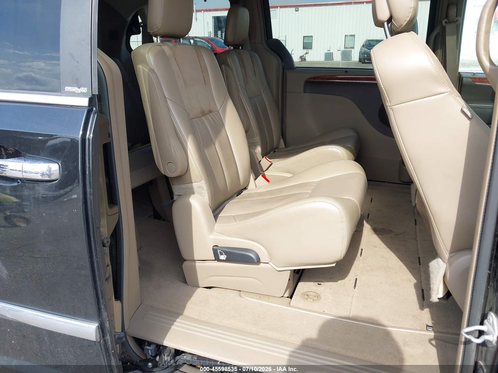 2014 Chrysler Town & Country Limited photo 8