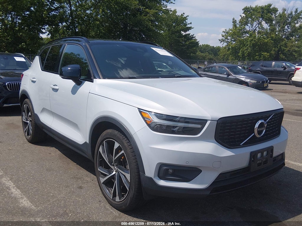 2021 VOLVO XC40