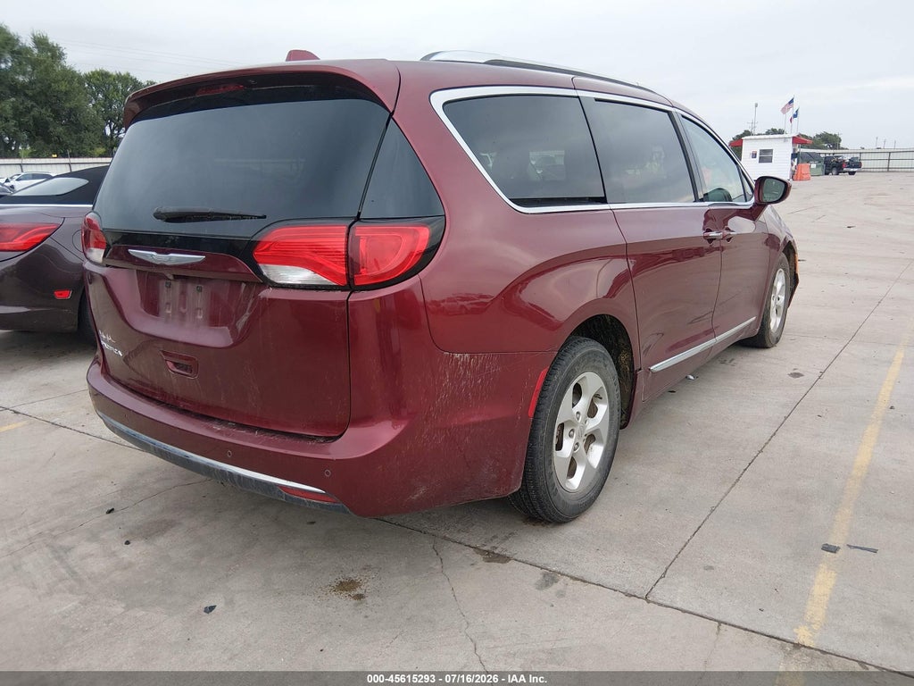 2017 Chrysler Pacifica Touring-L Plus photo 4