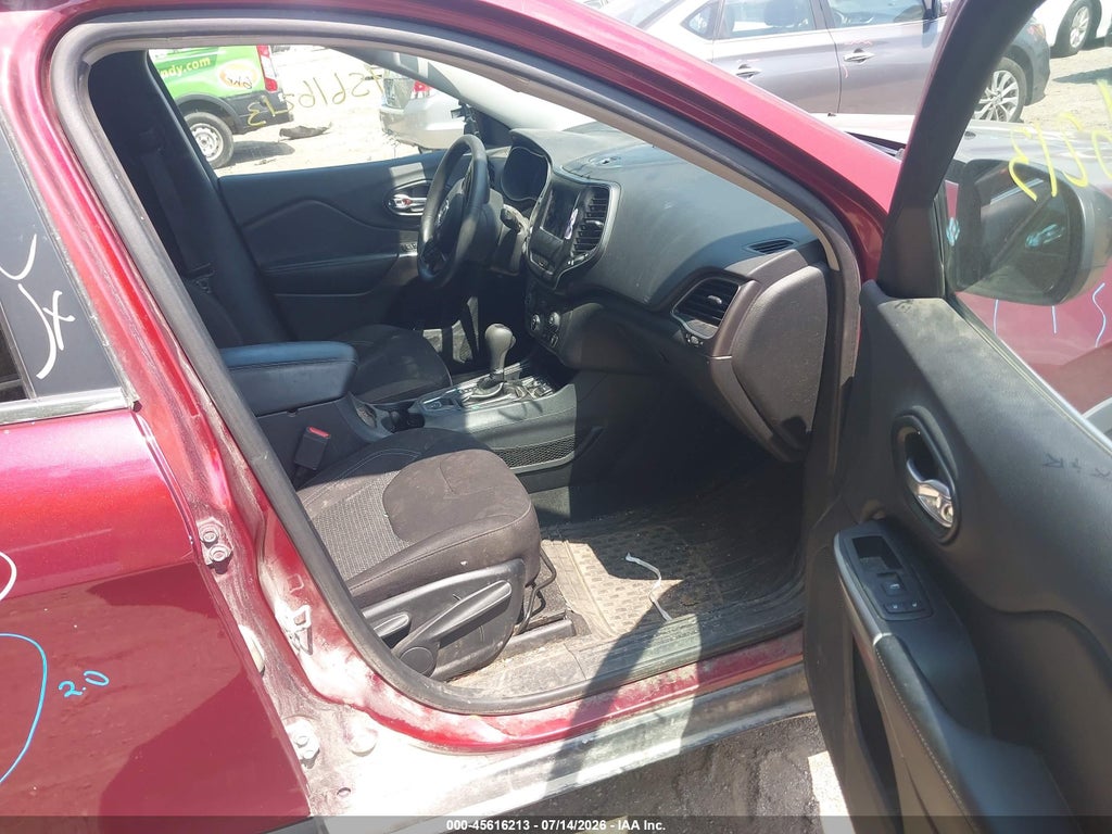 2019 Jeep Cherokee Latitude FWD photo 5