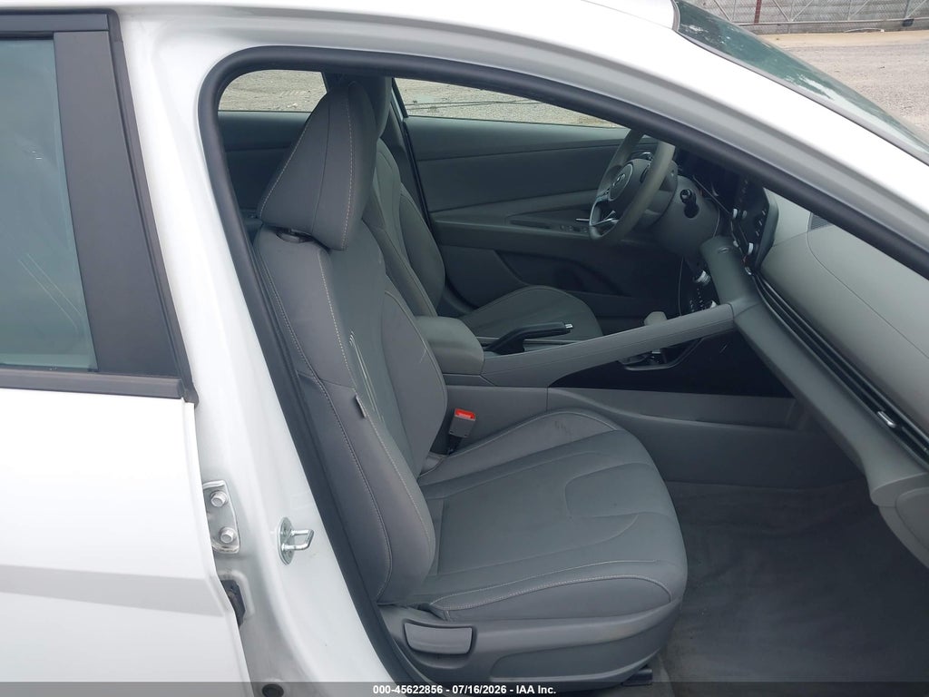 2023 Hyundai Elantra SEL photo 5