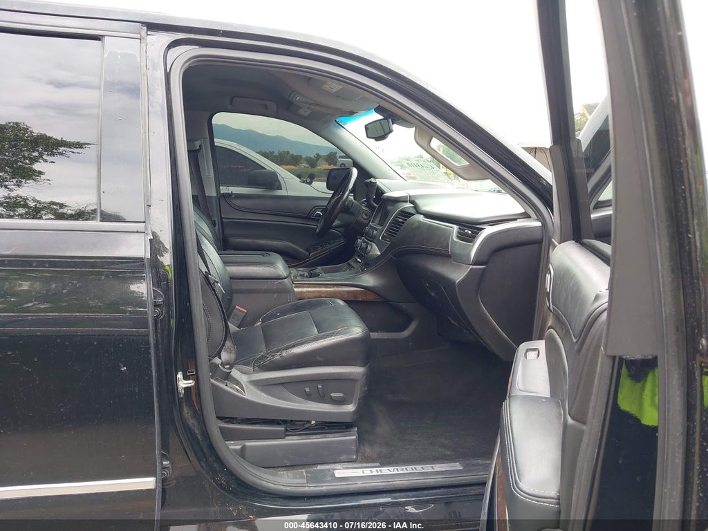 2016 Chevrolet Suburban LT photo 5