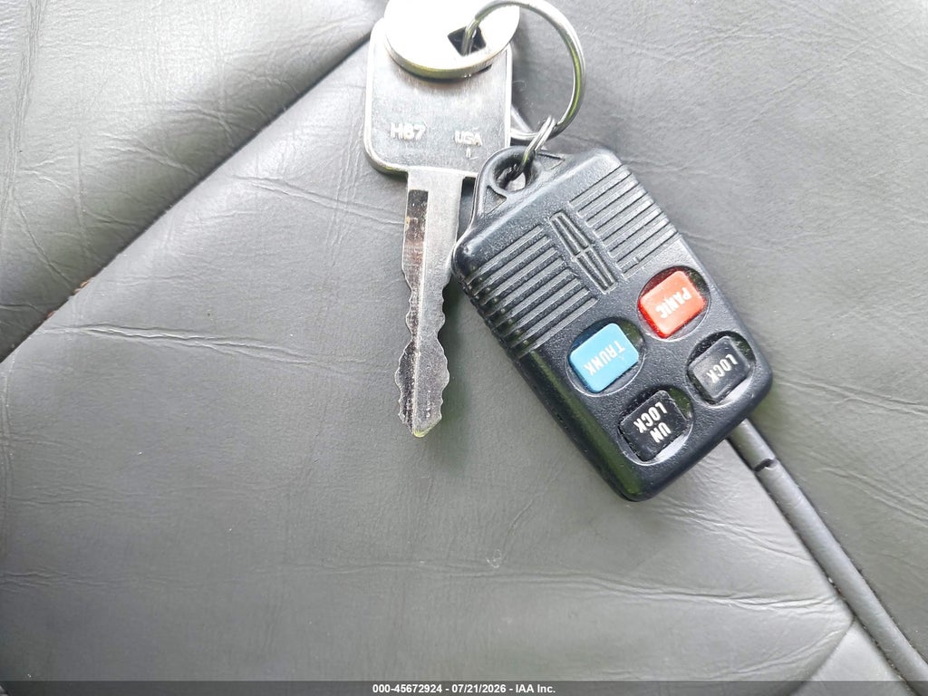 1994 Lincoln Town CAR Executive photo 11