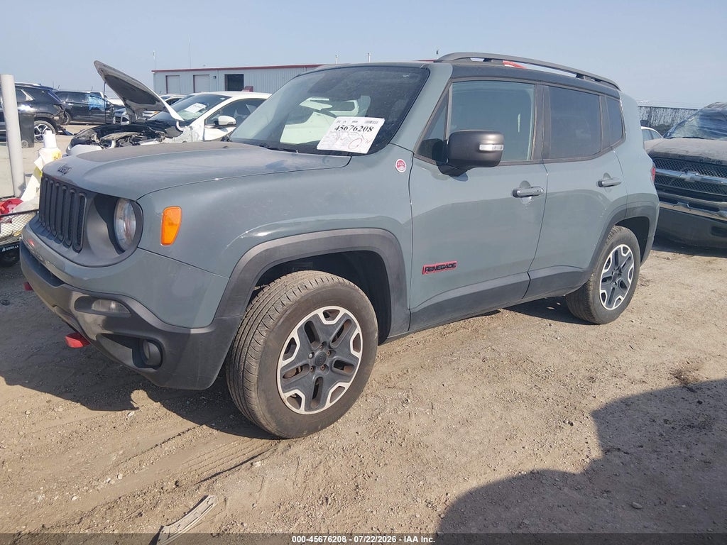 2015 Jeep Renegade Trailhawk photo 2