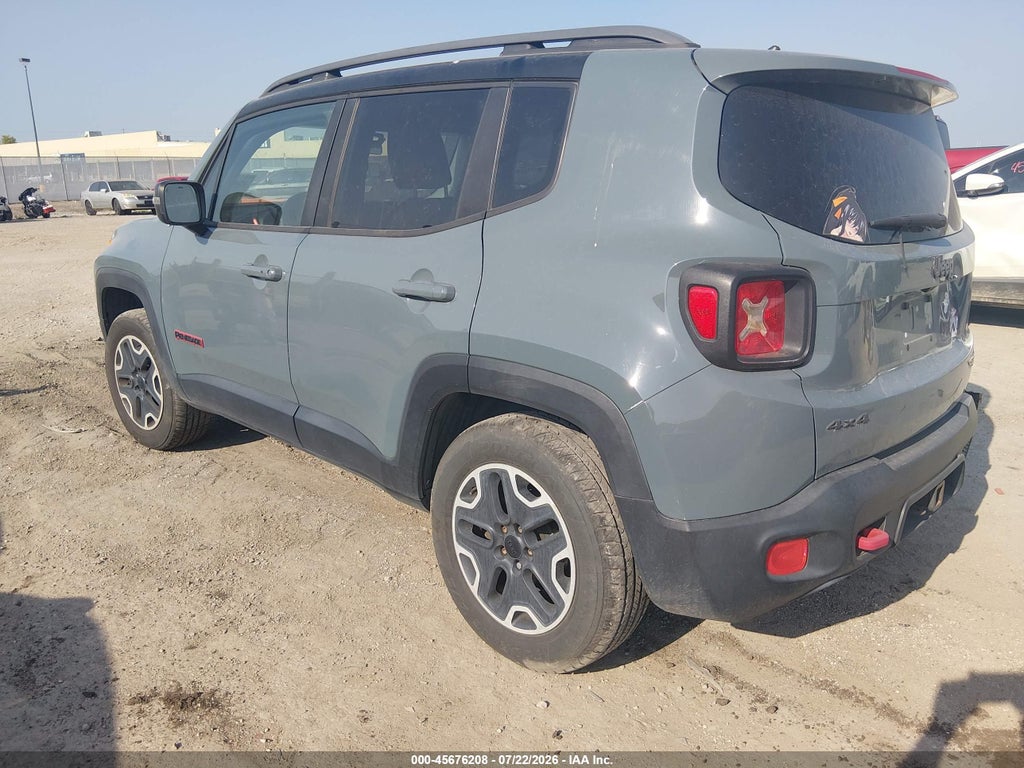 2015 Jeep Renegade Trailhawk photo 3