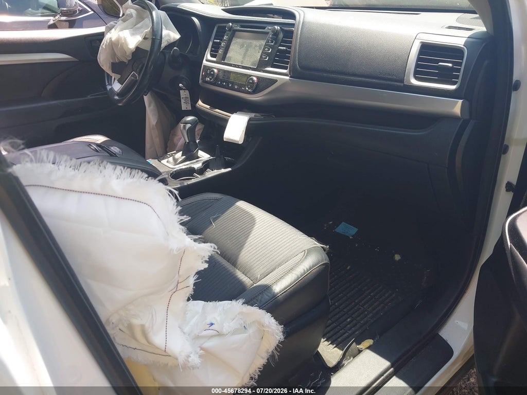 2017 Toyota Highlander LE Plus photo 5