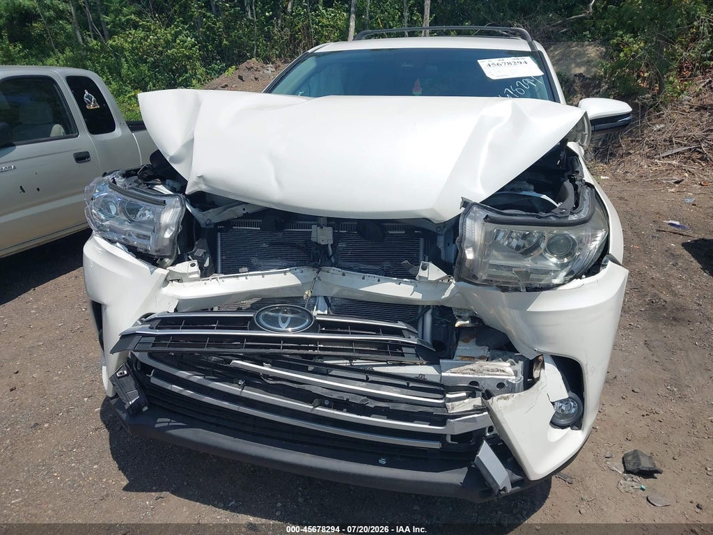 2017 Toyota Highlander LE Plus photo 6