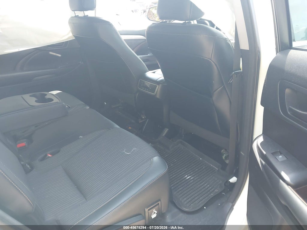 2017 Toyota Highlander LE Plus photo 8